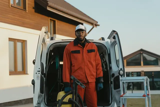 Spraydaddys technician next to the service van